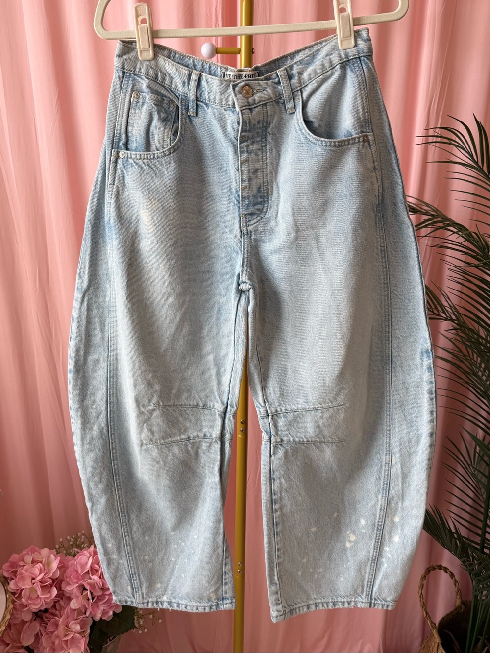 Light Wash Wide-Leg Women’s Jeans - Picture 2 of 7